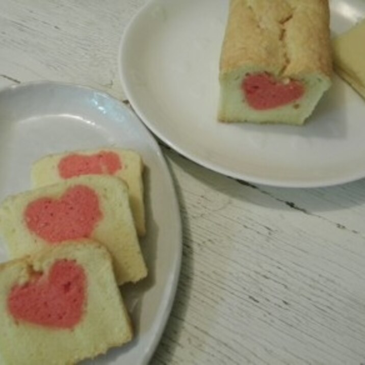 どこを切ってもピンクのハートのラムケーキ